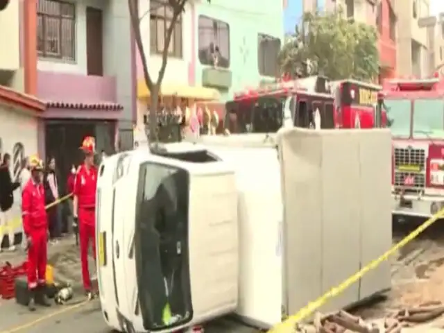 El Agustino: dos camiones terminan volcados por imprudencia de conductor