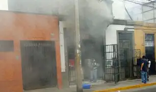 Alarma en Breña: incendio de proporciones consumió una imprenta y afectó inmueble aledaño