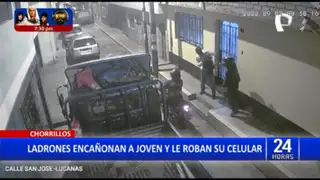 Chorrillos: Cámaras captan a delincuentes encañonando a joven para robarle su celular
