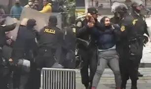 Las sacaron a empujones: trabajadores de limpieza protestan en la Plaza Mayor de Lima