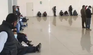 No alcanzaron sillas: taxistas se sientan en el piso durante charla organizada por el municipio de Tacna