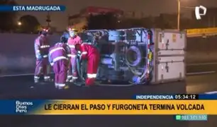 Independencia: furgoneta terminó volcada en la Panamericana Norte, dos personas salieron ilesas