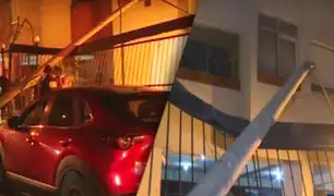 Camioneta pierde el control y derriba poste en Miraflores