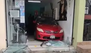 Conductor de auto acelera en retroceso y destruye salón de belleza en Surco