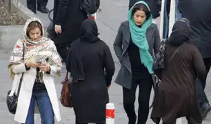 Irán: joven de 22 años termina muerta tras ser detenida por la policía por llevar mal el velo