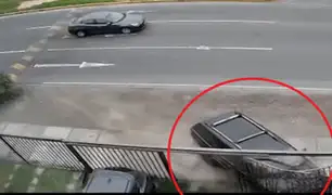 Surco: Camioneta se empotra contra rejas y conductor se niega a pagar por los daños
