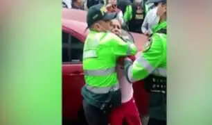 Mujer golpea a chofer de grúa para que no se lleven su auto y acusa a trabajador de agredirla