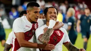 Gianluca Lapadula comparte su felicidad con la hinchada tras victoria de la Selección Peruana