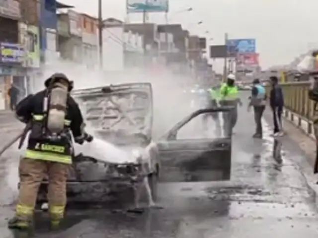 Peligro en Independencia: se incendió auto a balón de gas en plena avenida Túpac Amaru