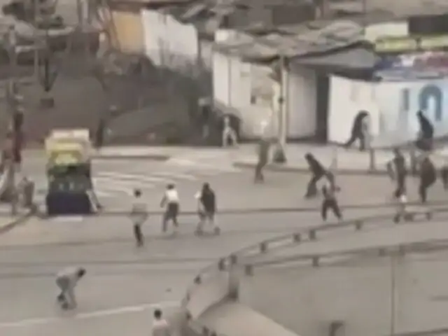 Batalla campal en El Agustino: barristas se enfrentan a pedradas en plena vía pública