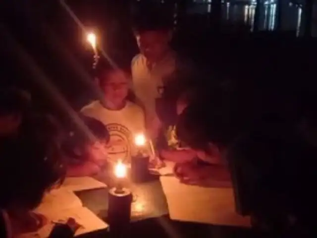 Loreto: niños de Iquitos estudian con mecheros por falta de energía eléctrica