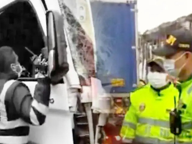 Surco: un herido deja aparatoso choque entre furgón y camión en la Panamericana Sur