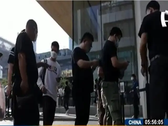 China: ciudadanos hacen largas colas para comprar el  nuevo Iphone 14
