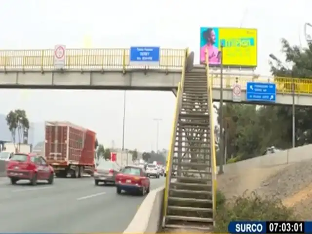 Peatones en riesgo: exponen su vida todos los días por cruzar puente clausurado en Surco