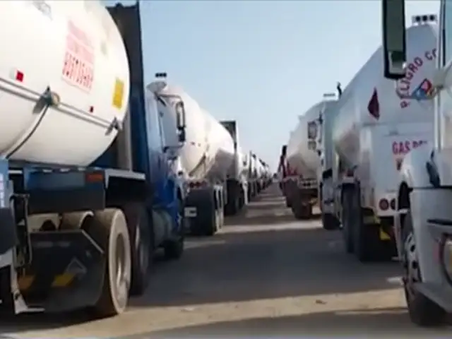 Camiones cisterna hacen filas de hasta 3 kilómetros para cargar GLP