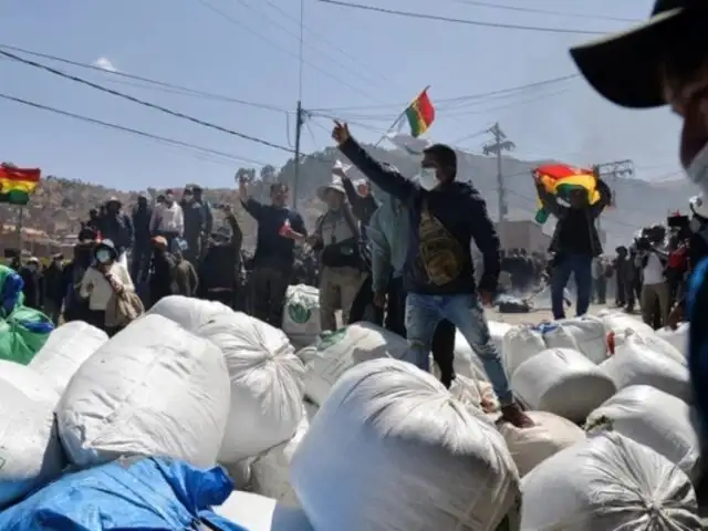 Bolivia: cocaleros disputan a pedradas el control de "mercado paralelo" de la hoja de coca