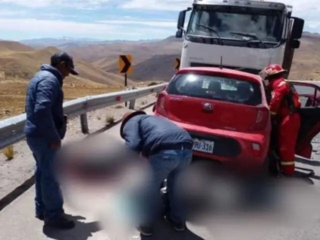 Choque frontal entre auto y camión remolcador deja cuatro jóvenes muertos en el Cusco