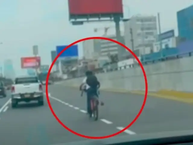 Pese a estar prohibido: ciclistas y motociclistas circulan por la Vía Expresa Javier Prado