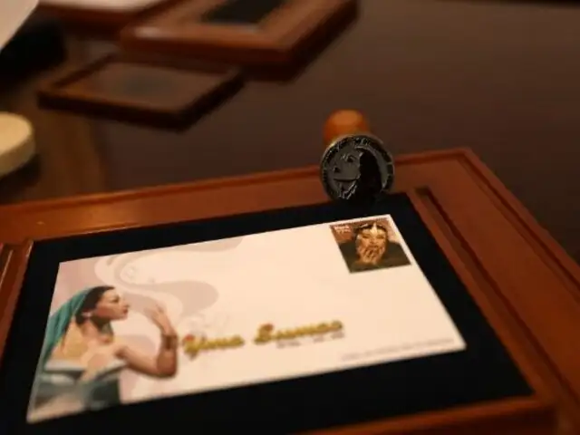 Presentan sello postal de Yma Sumac en conmemoración a los cien años de su nacimiento