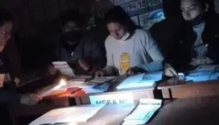 Arequipa: Miembros de mesa cuentan votos en velas por falta de energía eléctrica