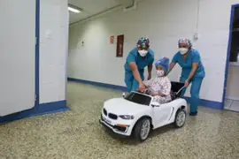 Essalud: Niños ingresan al quirófano en autos de juguete