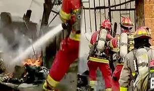 Los Olivos: bomberos luchan por apagar incendio en vivienda que amenaza con extenderse