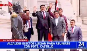 Alcaldes llegan a Palacio de Gobierno tras invitación del presidente Castillo