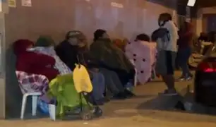 Largas colas en el Callao: personas durmieron en la calle en espera de comprar famosos turrones