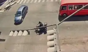 Motociclista es atropellado por carro y sale volando hasta impactar contra letrero de tránsito