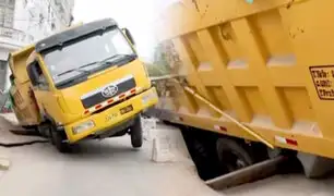 Cercado: enorme camión se hunde en pista donde realizaban obras desde hace un año