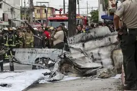 Avioneta cae en transitada calle de Guayaquil y deja 2 personas fallecidas