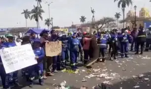 Por falta de pagos: obreros de limpieza pública arrojan basura frente a municipio de Trujillo