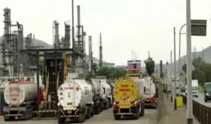 Desabastecimiento de combustible se podría agravar: Reportan largas colas en La Pampilla