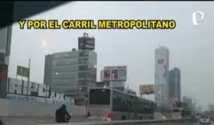 Cercado de Lima: Autos y motos invaden vía del Metropolitano a toda velocidad