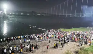 Impactantes imágenes: al menos 40 muertos deja colapso de puente colgante en la India