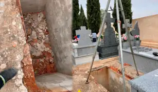Mujer va al cementerio a visitar a su familiar y cae dentro de una profunda tumba
