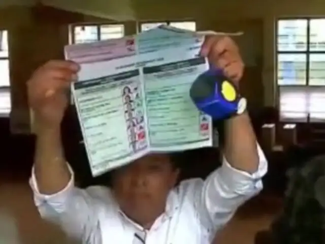 Elecciones 2022: Candidato al municipio de Cusco mostró su cédula ante la prensa