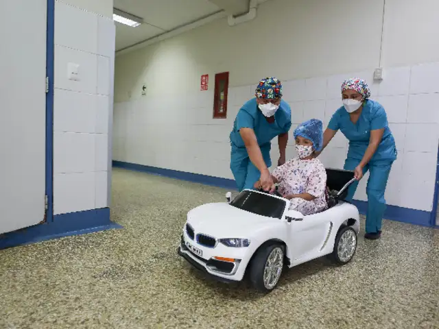 Essalud: Niños ingresan al quirófano en autos de juguete
