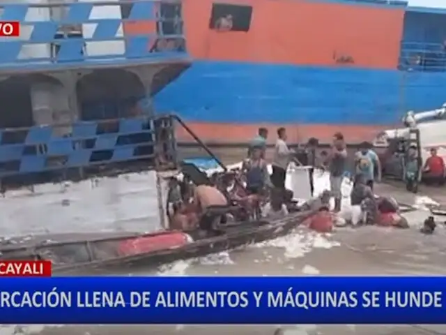 Pucallpa: embarcación con alimentos se hunde en el río y vecinos intentan llevarse la carga