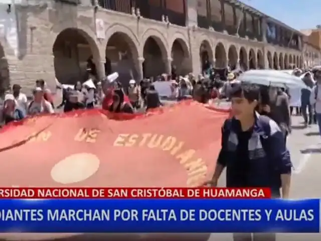 Estudiantes de la universidad San Cristóbal de Huamanga protestan por falta de aulas y docentes