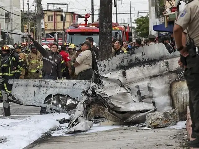 Avioneta cae en transitada calle de Guayaquil y deja 2 personas fallecidas