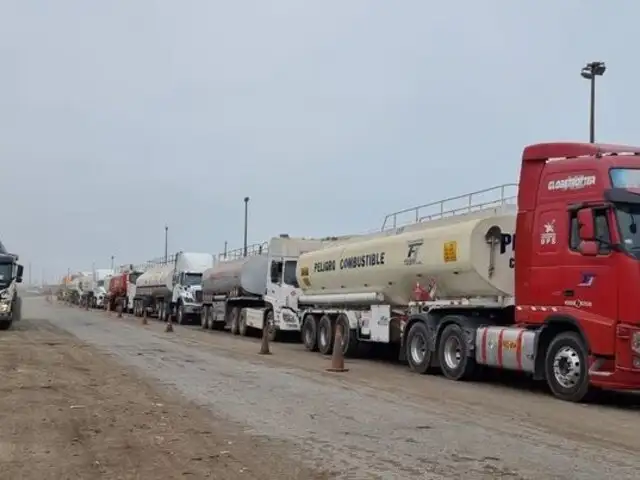 Ventanilla: camiones realizan largas colas para abastecerse de combustible