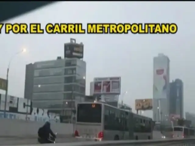 Cercado de Lima: Autos y motos invaden vía del Metropolitano a toda velocidad