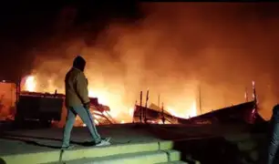 Voraz incendio redujo a cenizas más de 20 puestos del mercado Modelo de Paita