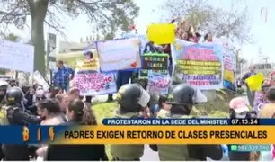 Padres protestan en sede del Mininter para exigir retorno de sus hijos a clases presenciales