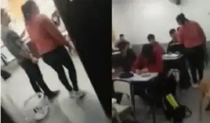 Madre de familia entra furiosa a salón de clases y golpea a alumno que le hizo bullying a su hijo
