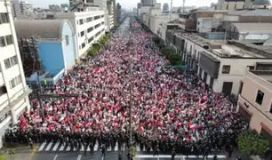 "Reacciona Perú": PNP y manifestantes se enfrentan en marcha contra Pedro Castillo en av. Abancay