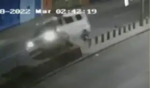 El Agustino: chofer de minivan sufre aparatoso choque al impactar contra muro de concreto