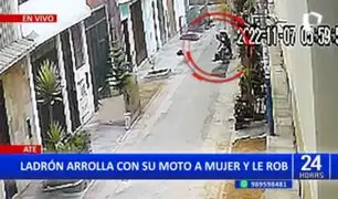 Ate: Delincuente asalta a mujer y la arrolla con su moto