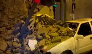 Conductor termina con la pierna fracturada luego que un muro cayera sobre su vehículo